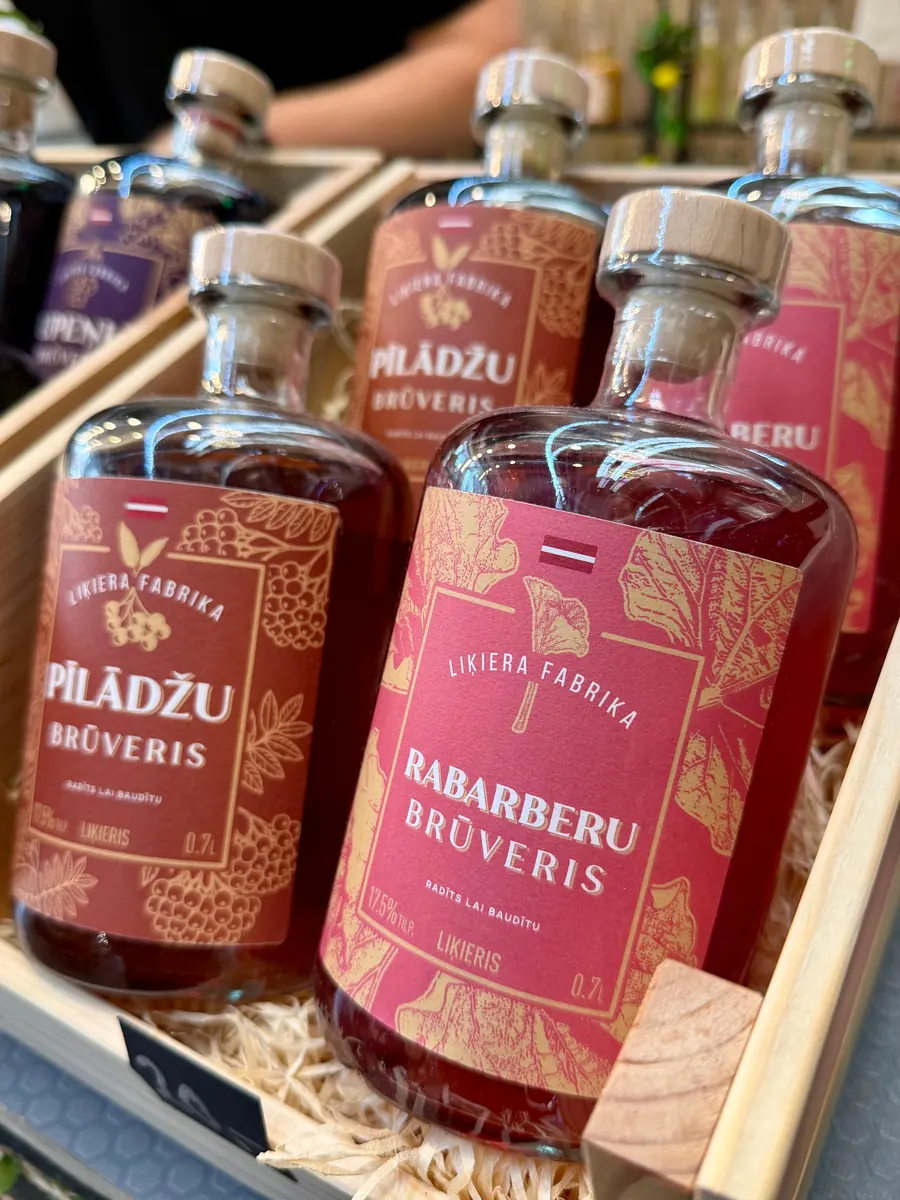 Pīlādžu un Rabarberu Brūveri koka kastē